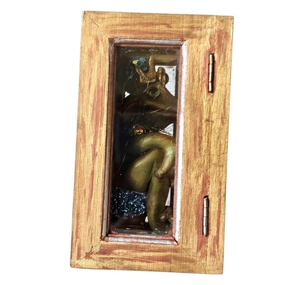 Prince Frog Shadowbox Resin Unique Gift Gold 3D Artisan Made Signed Mardi Gras - Picture 9 of 16